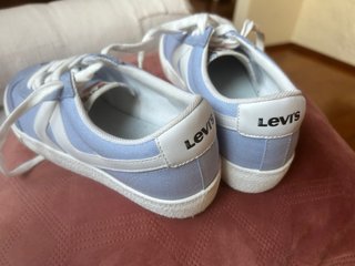 Deportivas Levi's azules y blancas