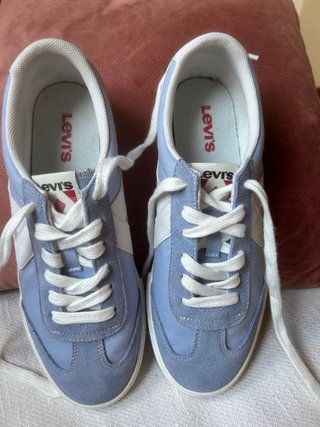 Deportivas Levi's azules y blancas