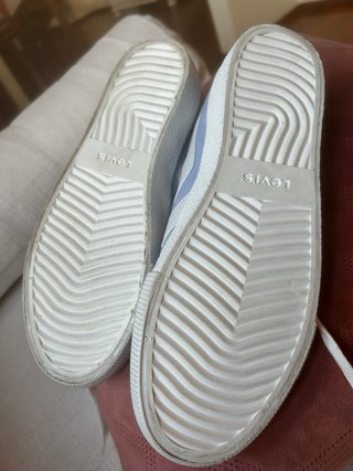 Deportivas Levi's azules y blancas