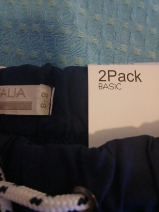 2 paia pantaloncini bimbo bianchi e blu. 8, 9 anni