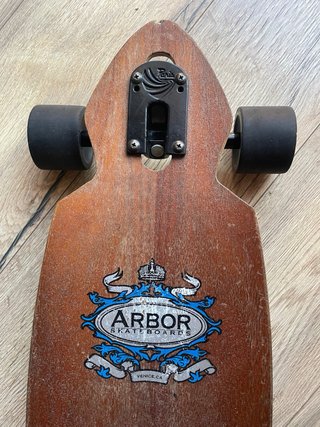 Arbor Longboard con Paris Trucks