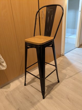 Taburete con respaldo alto