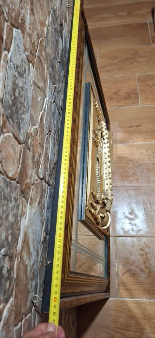 Cuadro relieve metal dorado y madera