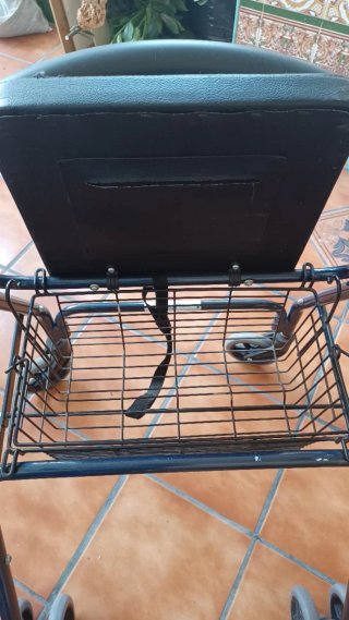 Andador para mayores con asiento y cesta