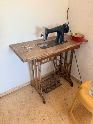 Máquina de coser ALFA antigua con mueble y pedal