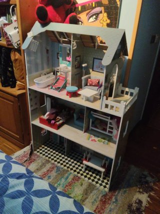 Casita de muñecas con muebles