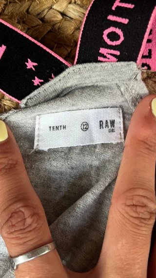 Mono corto gris con tirantes rosas, talla 8/10