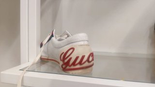 Scarpe Gucci bianche con strisce rosse e blu