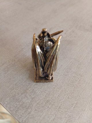 Figura dragón metal con espada y escudo