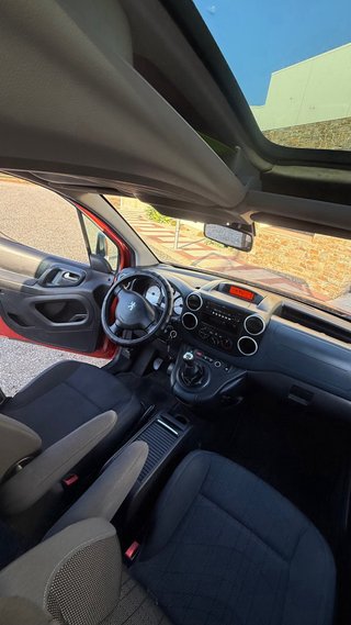 Peugeot Partner con techo panorámico.