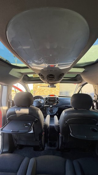 Peugeot Partner con techo panorámico.