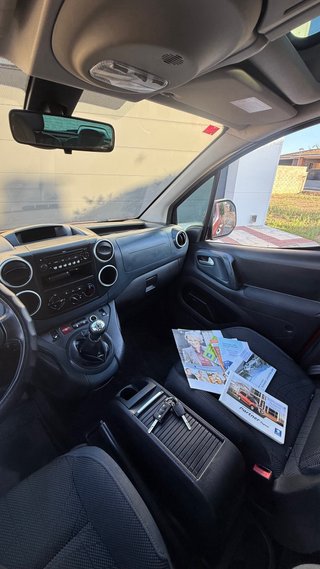 Peugeot Partner con techo panorámico.