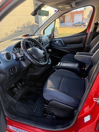 Peugeot Partner con techo panorámico.