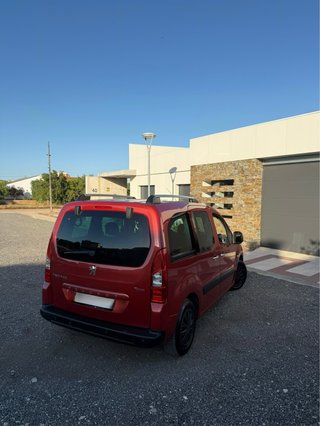 Peugeot Partner con techo panorámico.