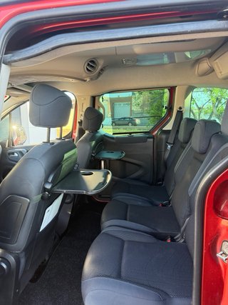 Peugeot Partner con techo panorámico.