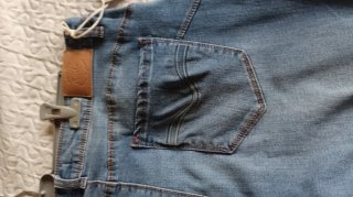 Pantalón vaquero azul, con etiqueta