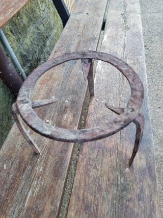 Antiguo trípode de metal
