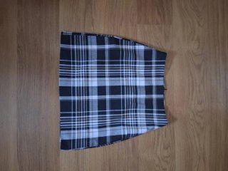 Falda cuadros y blusa negra manga larga