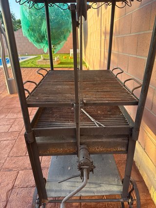 Barbacoa de metal negra