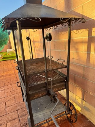 Barbacoa de metal negra