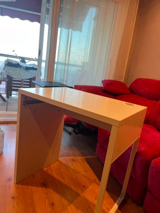 Mesa escritorio blanca Ikea.