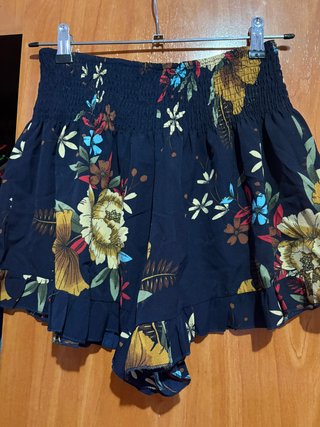 Short fluido floral con volantes estilo boho