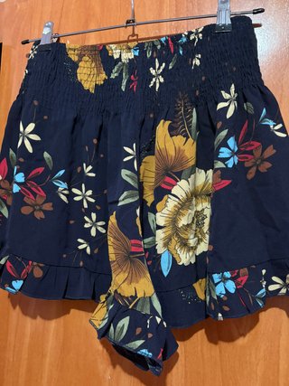Short fluido floral con volantes estilo boho