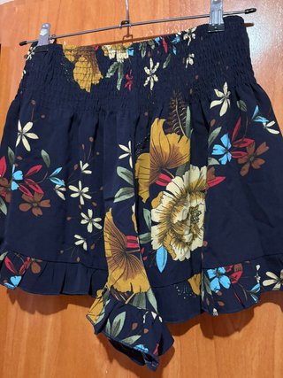 Short fluido floral con volantes estilo boho