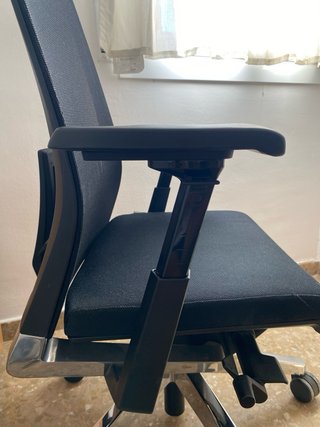 Silla de oficina ergonómica negra