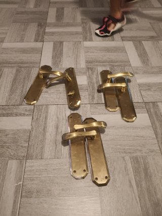 Manivelas de puerta doradas