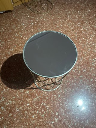 Mesa auxiliar redonda cristal y metal, con espejo
