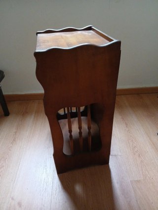 Mesita de madera con cajón