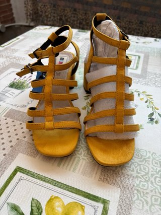 Sandalias mostaza tacón ancho nuevas