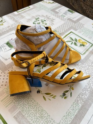 Sandalias mostaza tacón ancho nuevas