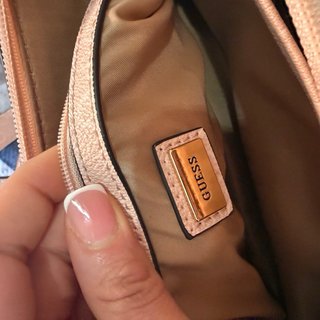 Bolso Guess rosa con detalles dorados