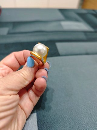 Anillo dorado con perla blanca