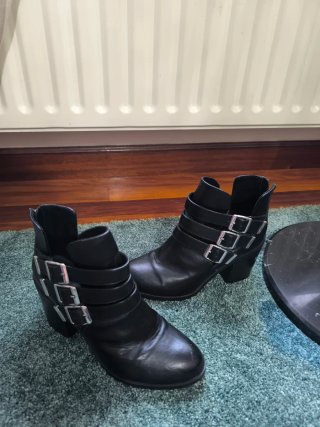 Botines negros con hebillas