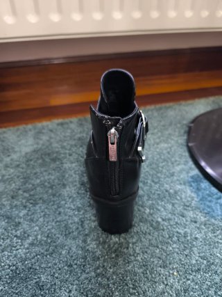 Botines negros con hebillas