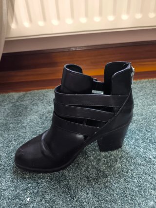 Botines negros con hebillas