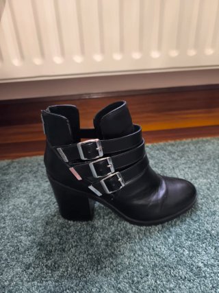Botines negros con hebillas