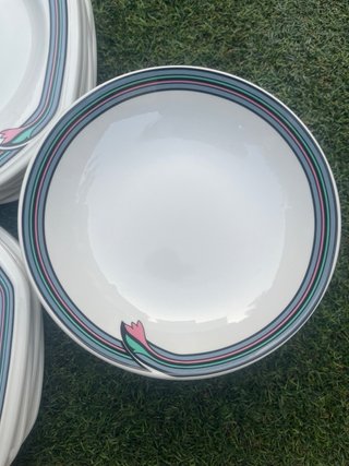 Vajilla de cerámica con diseño floral