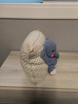 Cojín elefante tejido a mano