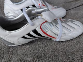 Botas de fútbol Adidas blancas y plateadas