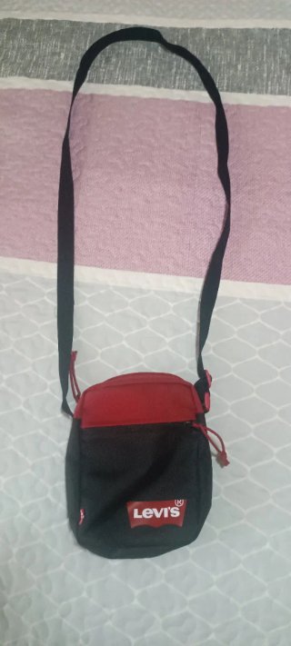 Mochila cruzada Levi's hombre negra y roja