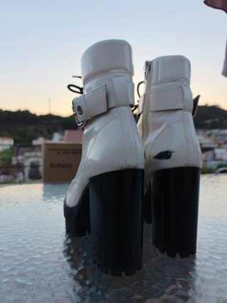Botines blancos de charol con plataforma