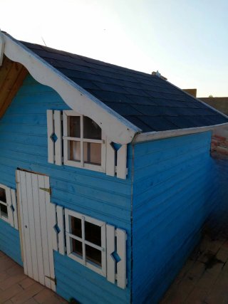 Casita de madera azul y blanca