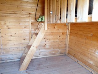 Casita de madera azul y blanca
