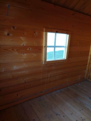 Casita de madera azul y blanca