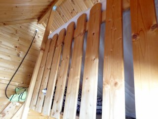 Casita de madera azul y blanca