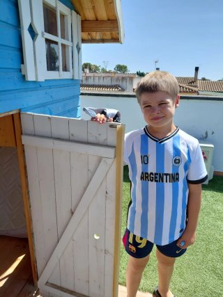 Casita de madera azul y blanca